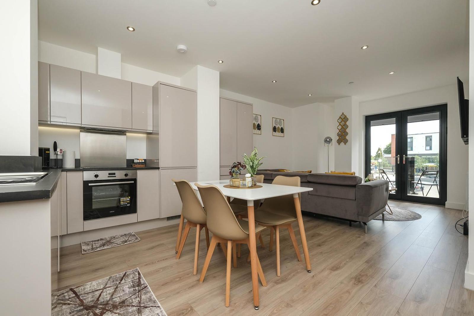 Brand New 2 Bedroom Centre Of *
