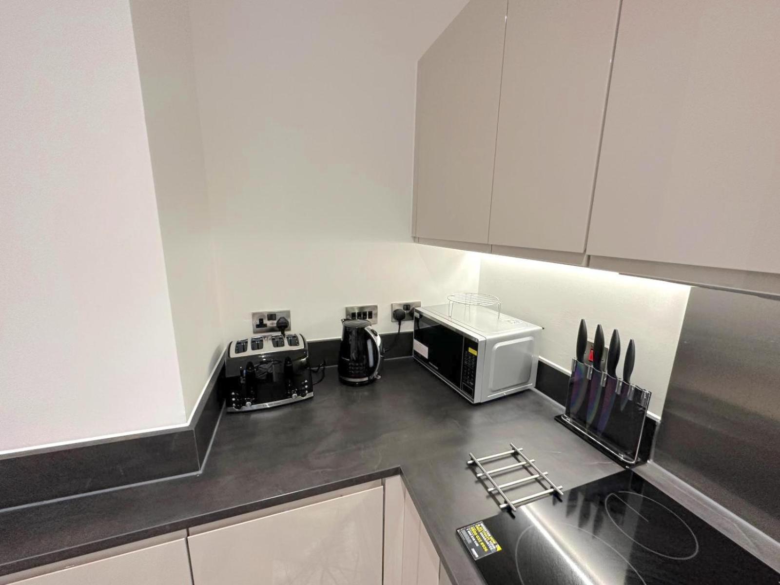 Brand New 2 Bedroom Centre Of Apartment *