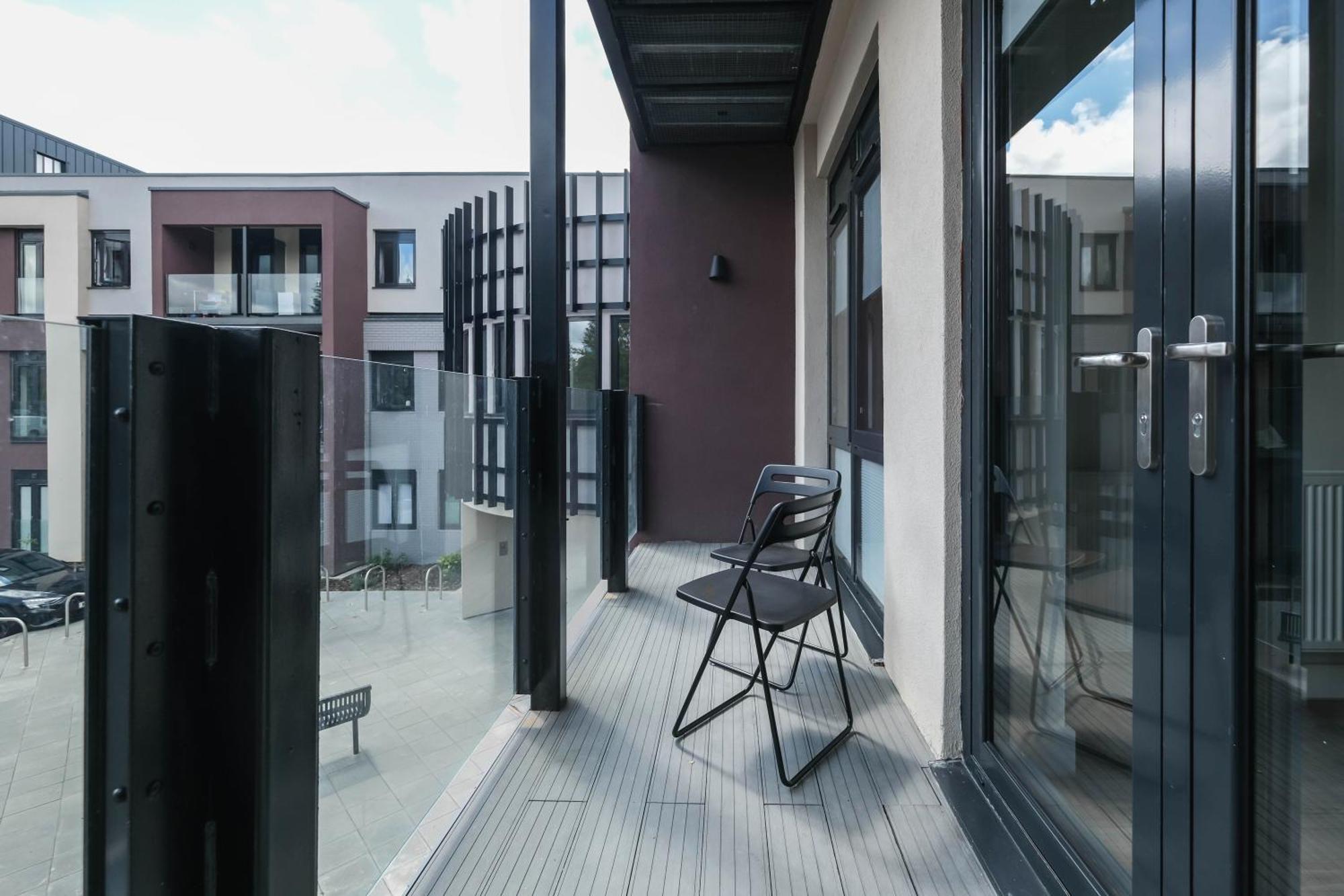 Brand New 2 Bedroom Centre Of Apartment *